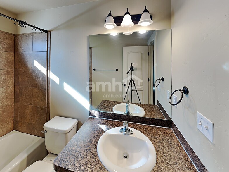 Building Photo - 1656 Arnold Dr