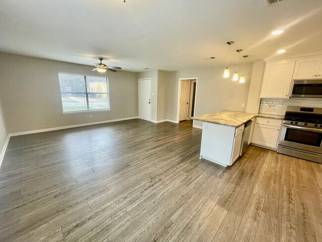 Building Photo - 525 S Oak St