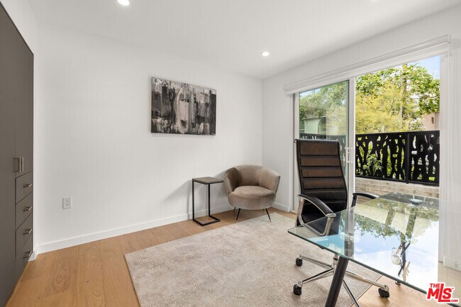 Building Photo - 1228 N Sycamore Ave