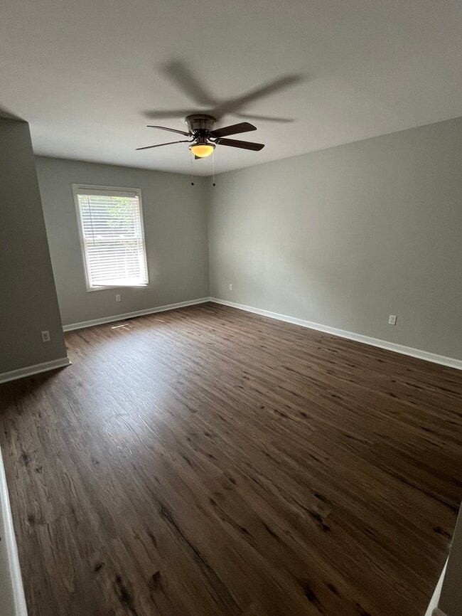 Building Photo - 3-Bedroom Townhome