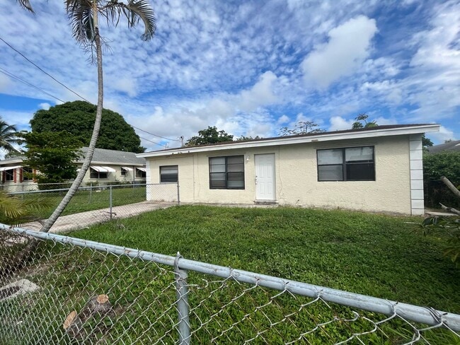 Building Photo - 3 bedroom 2 bath Mangonia Park home for RENT