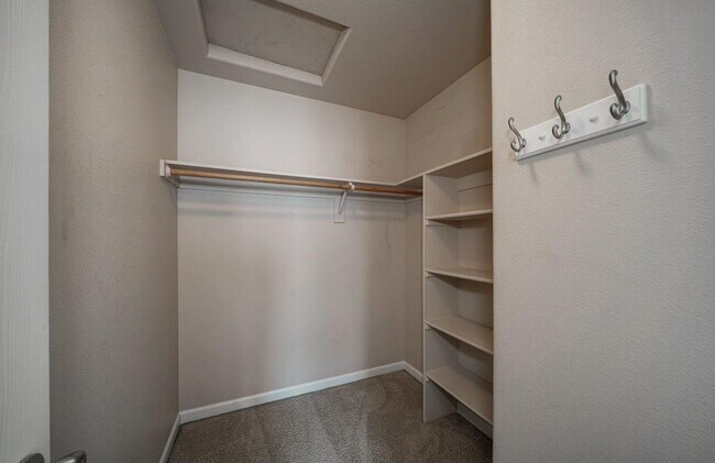 Building Photo - 4bd/2.5ba House with Washer/Dryer & Fully Fenced Yard!