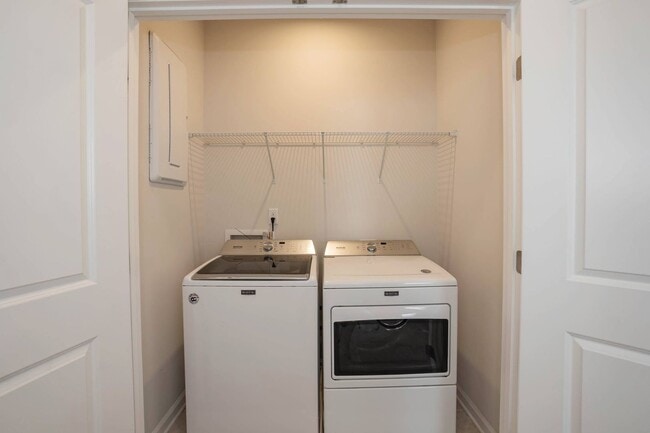 Building Photo - Four Bedroom Townhome!
