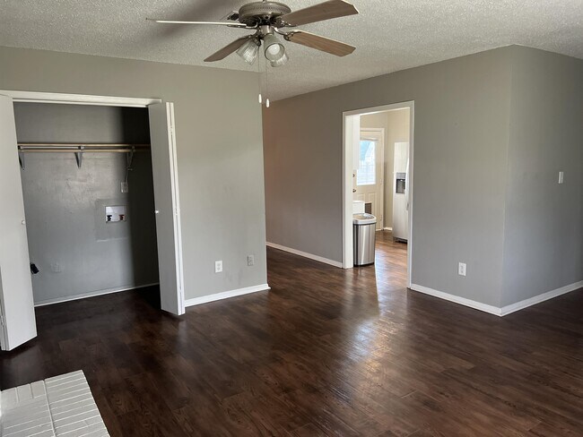 Building Photo - 1705 Deatsville Hwy