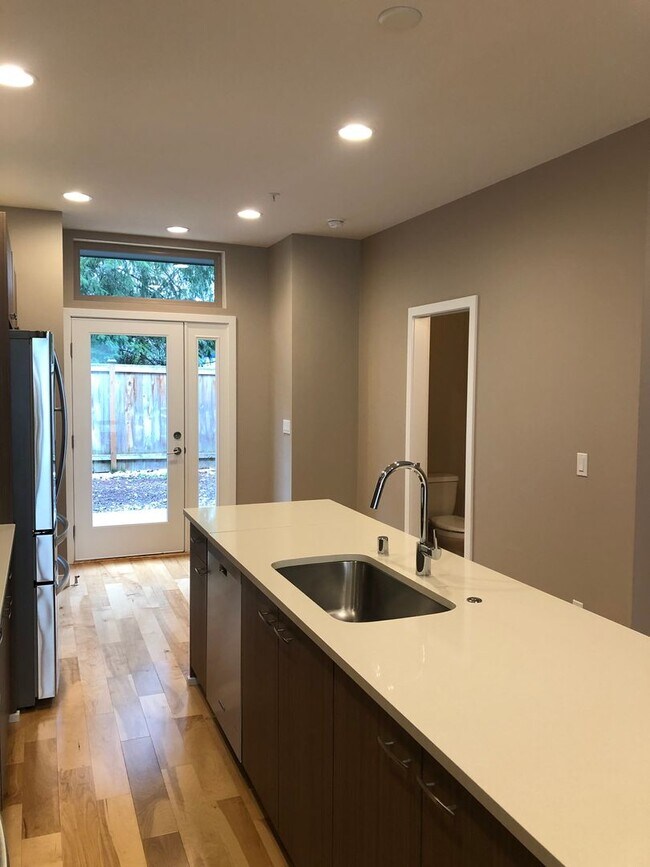 Building Photo - 3bd/2.25ba Issaquah Townhome