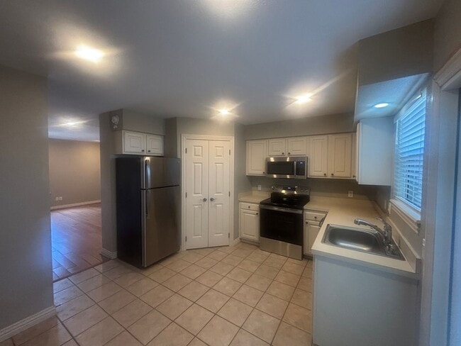 Building Photo - 2BR/1BA Town home in Fayetteville! Walk to UofA Campus!