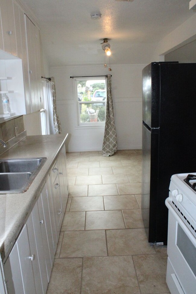 Building Photo - 1 Bedroom, 1 Bathroom House in Antioch wit...
