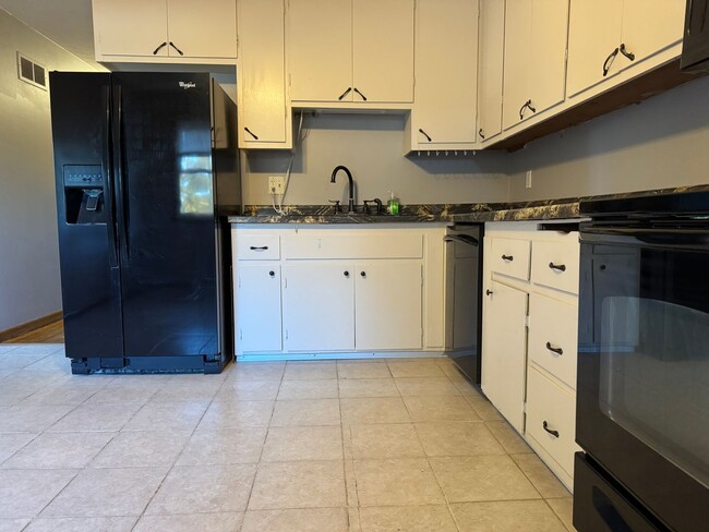 Building Photo - Bright & Spacious 3-Bedroom Duplex Unit on...