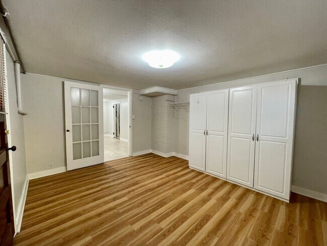 Building Photo - $0 DEPOSIT OPTION, NEW PAINT, TRADITIONAL BRICK HOME, WALKING DISTANCE TO DU!! LARGE BACKYARD, DE...