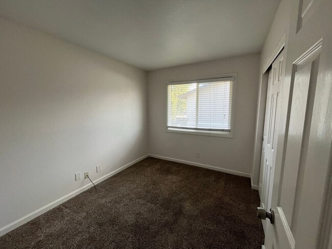 Building Photo - Spacious 3 Bedroom 1.5 Bath!!