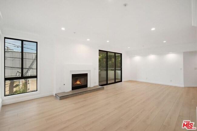 Building Photo - 656 N W Knoll Dr