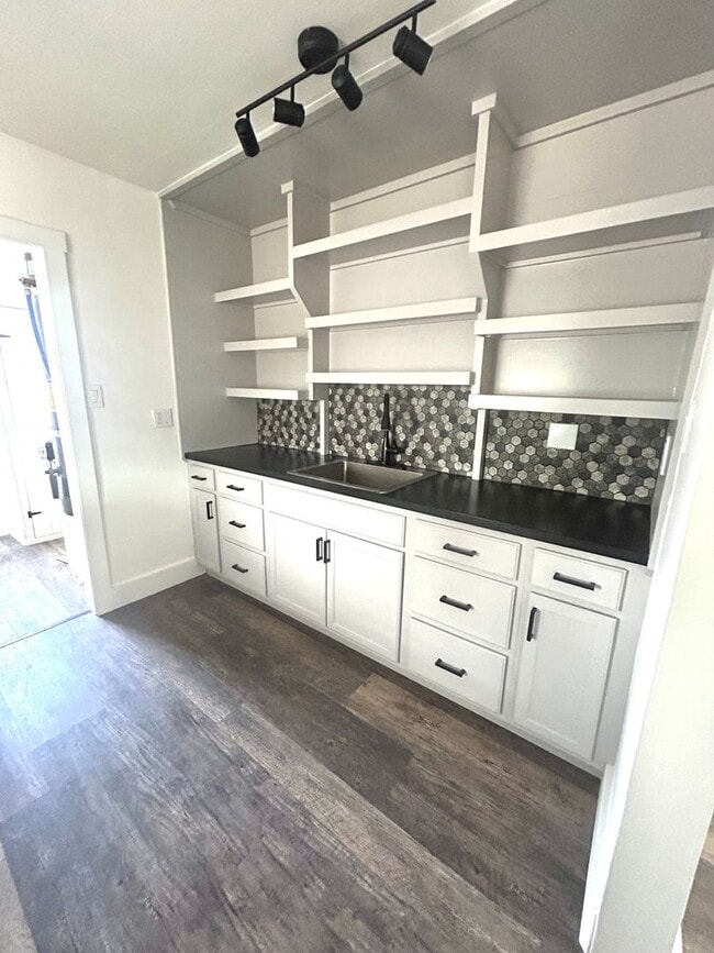 Building Photo - 6623 La Luna Ave