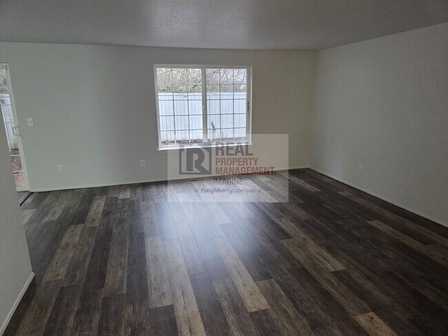 Building Photo - Check Out This Completely Remolded 3 Bedroom, 2.5 Bath Townhome!