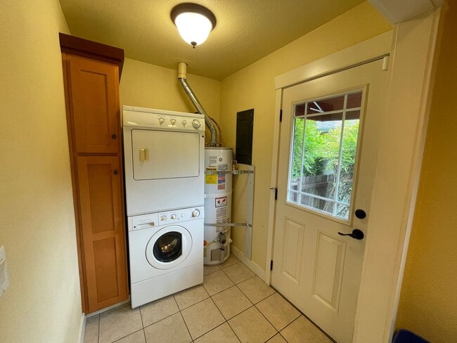 Building Photo - Beautiful 2 Bedroom Home on Spacious Corner Lot