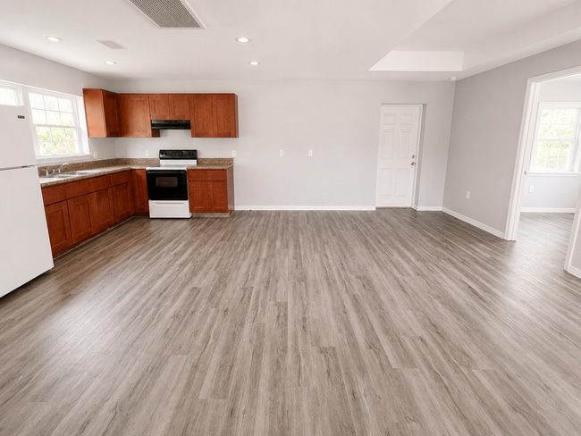 Building Photo - Spacious 4BR/1BA Dade City Home with Huge Backyard!