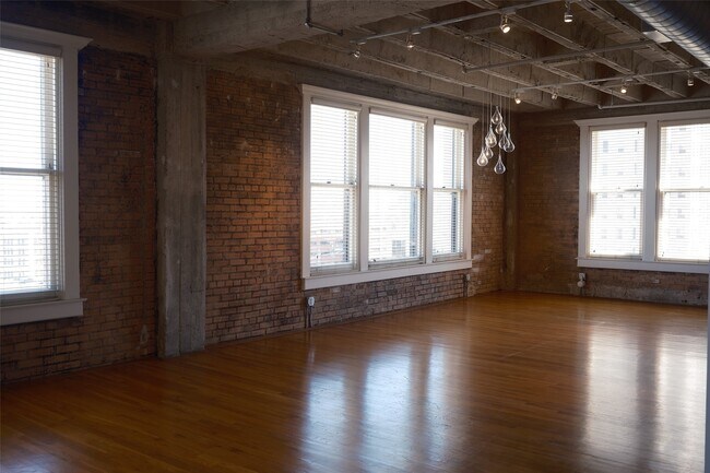 Building Photo - 201 Main St