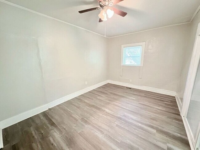 Building Photo - 533 Broadway St