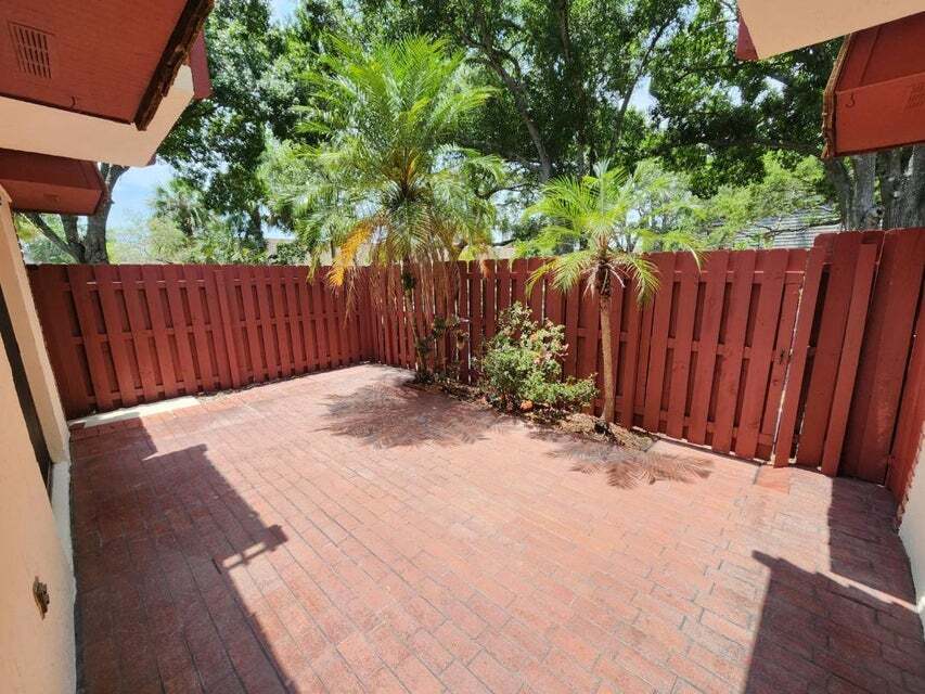 Fenced Courtyard - 39 Piney Branch Way
