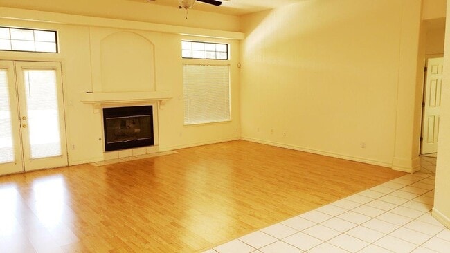 Building Photo - Beautiful Home with Pool and Hot Tub!