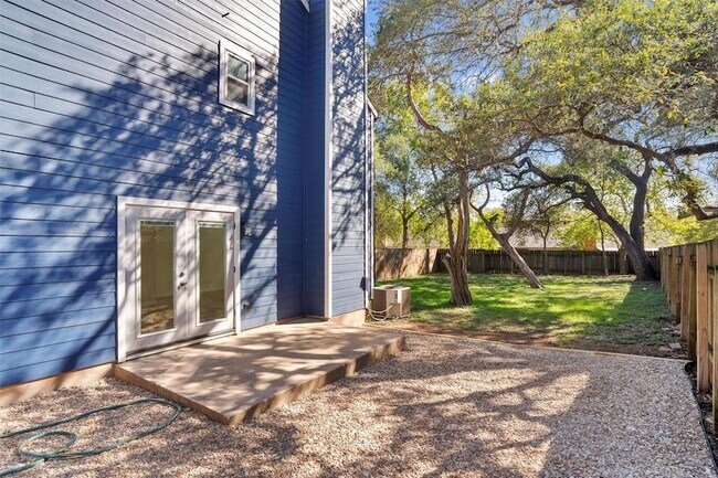 Building Photo - 6909 Woodhue Dr