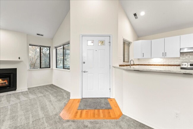 Building Photo - 2-bedroom 2-bathroom condo, located steps from the Boise River Greenbelt