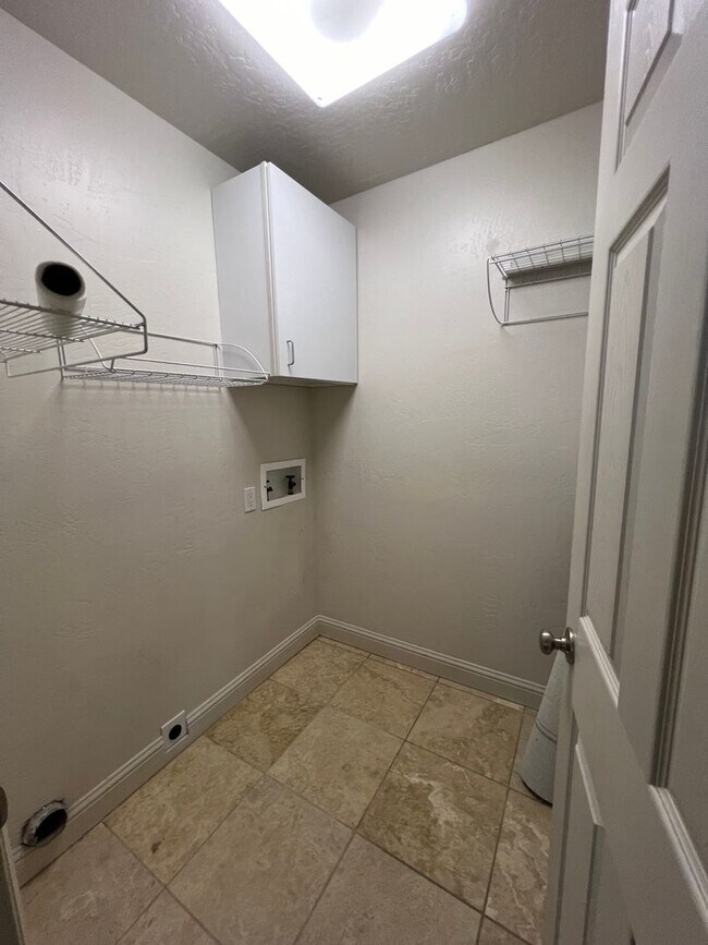 Building Photo - Three Bedroom Two Bath In Park East Subdivision