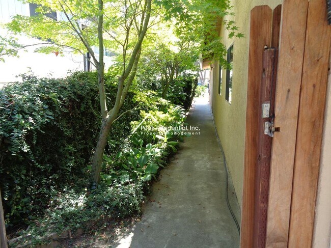 Building Photo - Wonderful Orangevale 3bd/2ba Home with Spa...