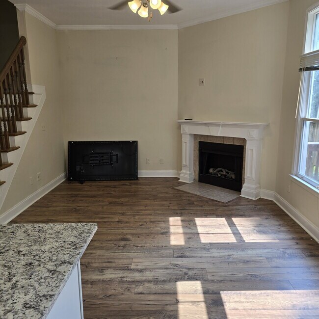 Building Photo - 5 Bedroom and 4.5 Baths. This home has it ...