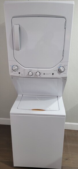 Building Photo - 611 Tanglewood St