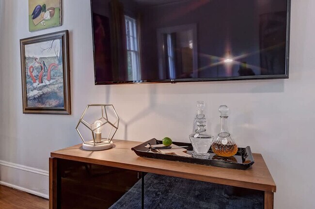 Building Photo - 518 Lamar Ave