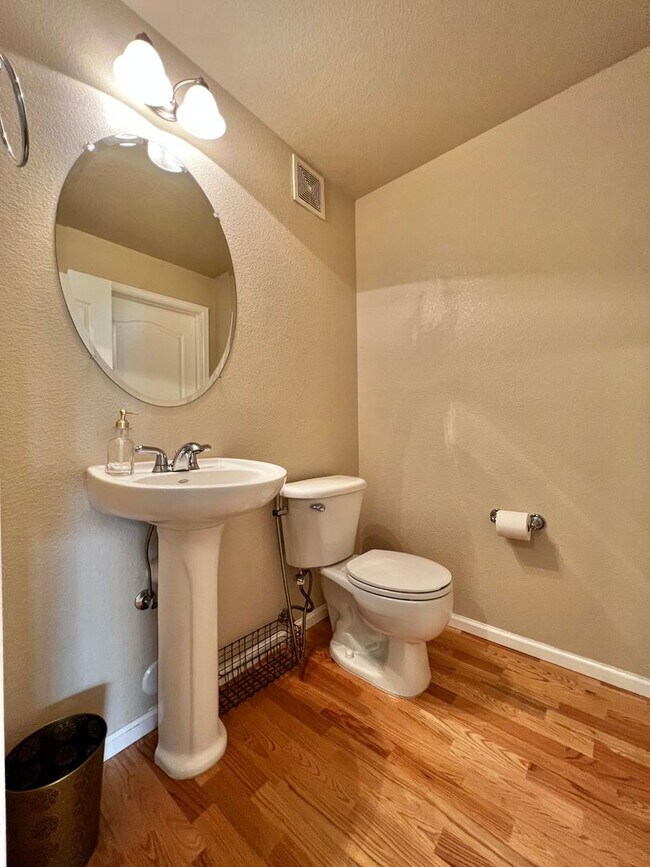 Building Photo - Beautiful 2 Bed 2.5 Bath Condo Near Observ...