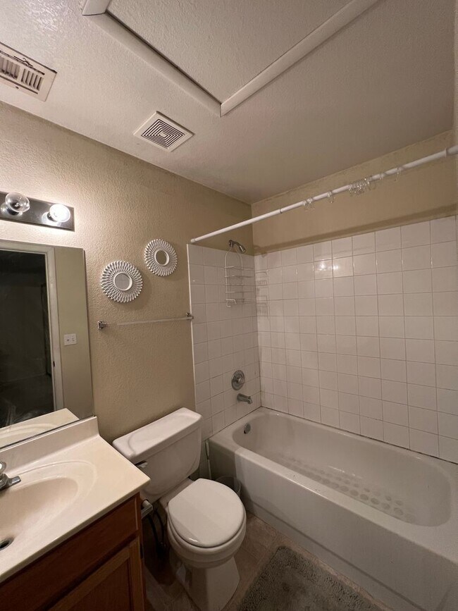 Building Photo - Two Bedroom Two Bathroom Fully Furnished Condo