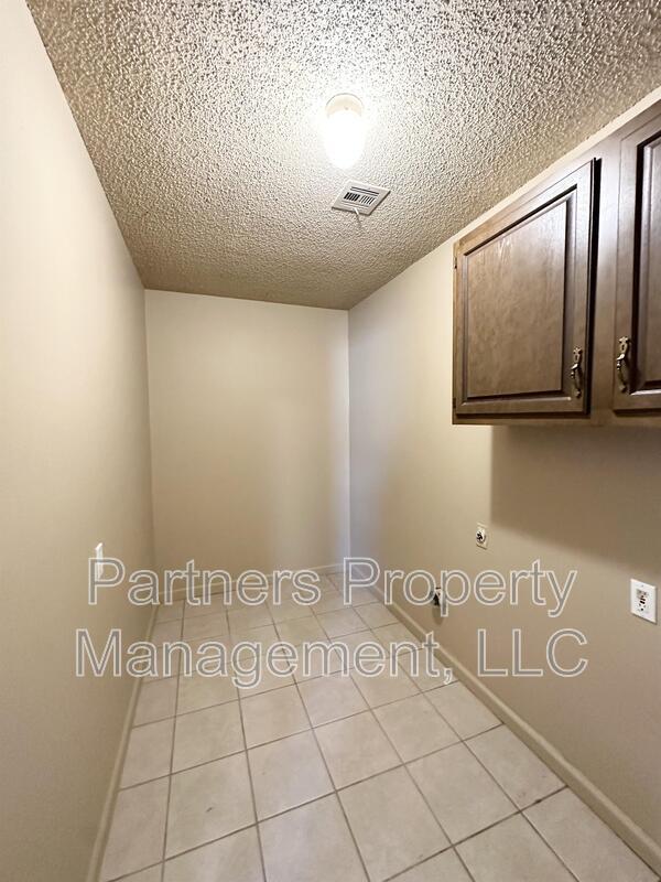 Building Photo - 107 N Pine Ave