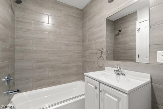 Building Photo - 173 Oakwood Pl