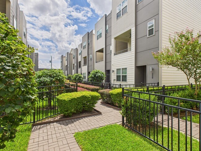 Building Photo - 2761 Clinton Dr