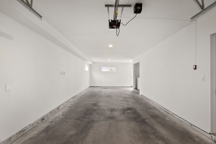 Building Photo - 11637 Kittridge St