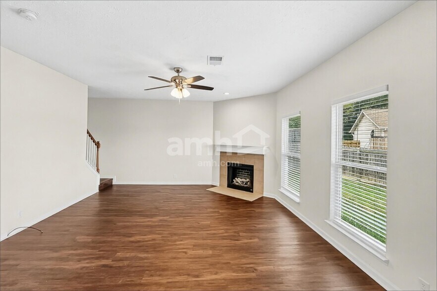 Building Photo - 305 School House Ct