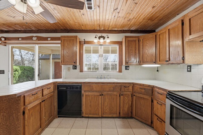 Building Photo - 1328 Hazelwood Dr