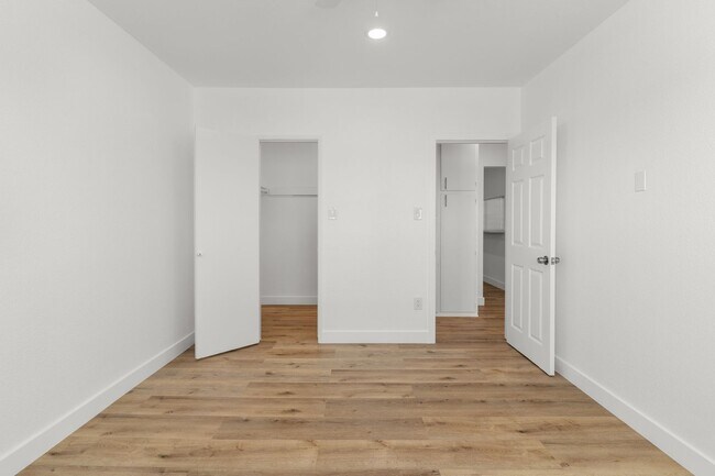 Building Photo - 927 Daisy Avenue