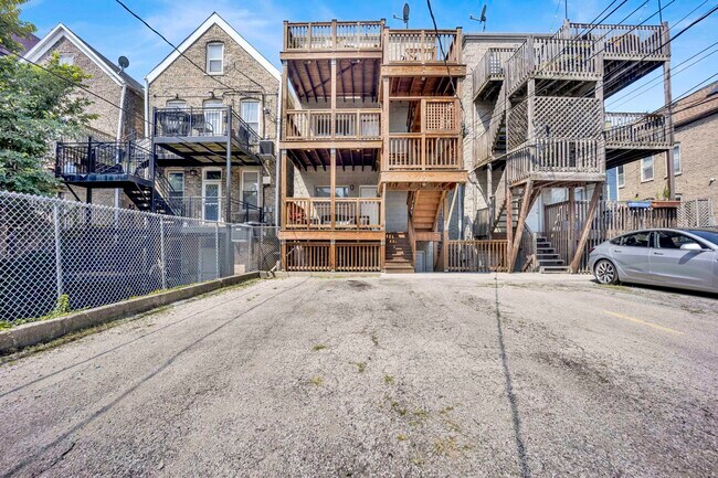 Building Photo - 1339 N Greenview Ave