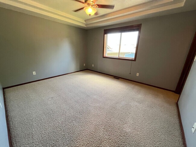 Building Photo - Stunning 4 Bed/2 Bath with 3 Car Garage and Fenced in Yard!