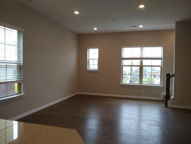 Building Photo - 2 bedroom town home next to Light Rail off...