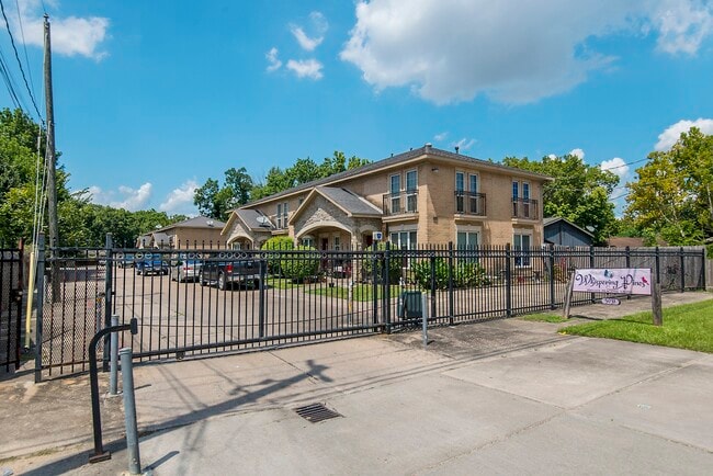 Building Photo - 5031 Pine Ave