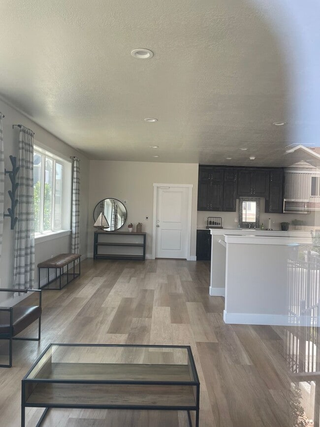 Building Photo - Newer Santaquin Townhome