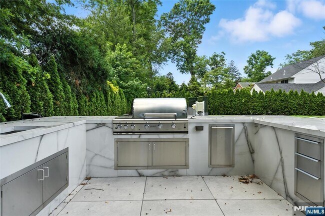 Building Photo - 44 Floral Terrace