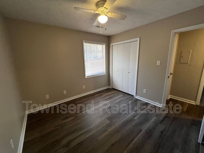 Building Photo - 1437 Ireland Dr