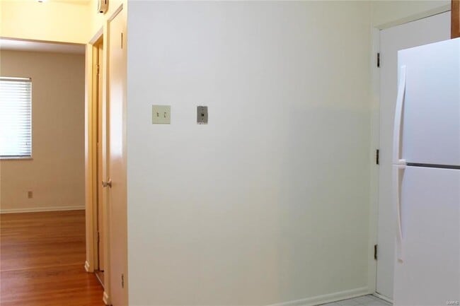 Building Photo - LOCATION!! LOCATION!!! This One bedroom/on...