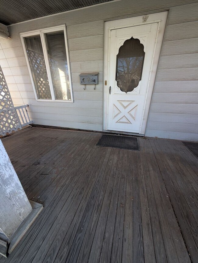 Building Photo - Spacious 3 Bedroom Home with 2 Car Garage and Large Yard!