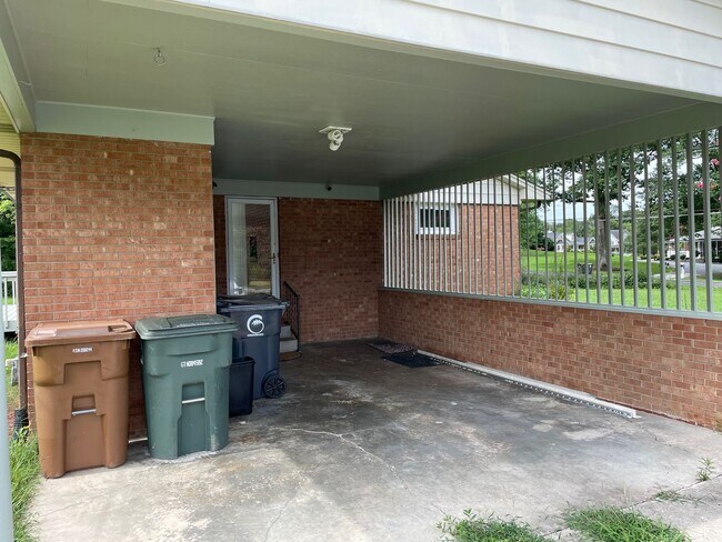 Building Photo - 3 BED, 2 BATH HOME LOCATED IN GREENSBORO