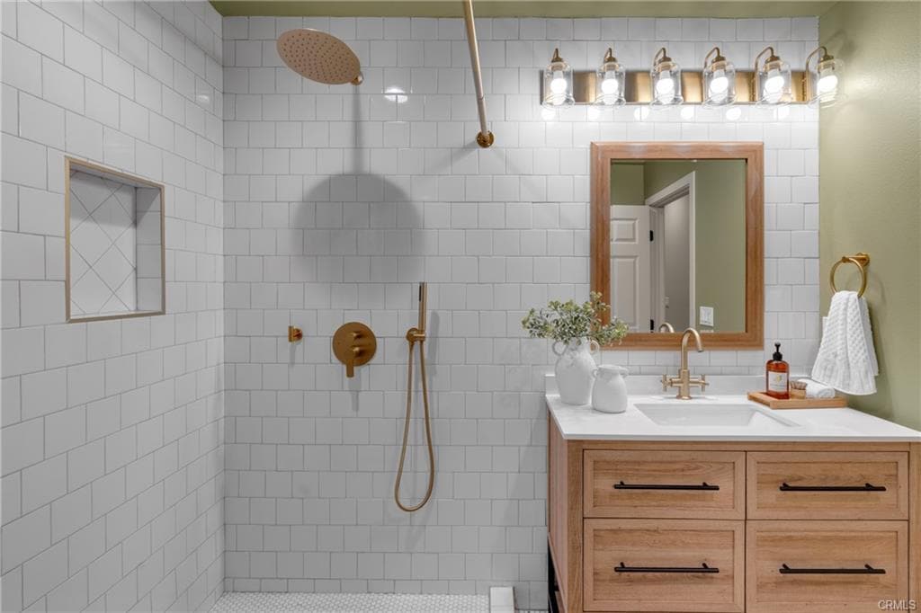 bathroom 1 - 1123 E Ocean Blvd